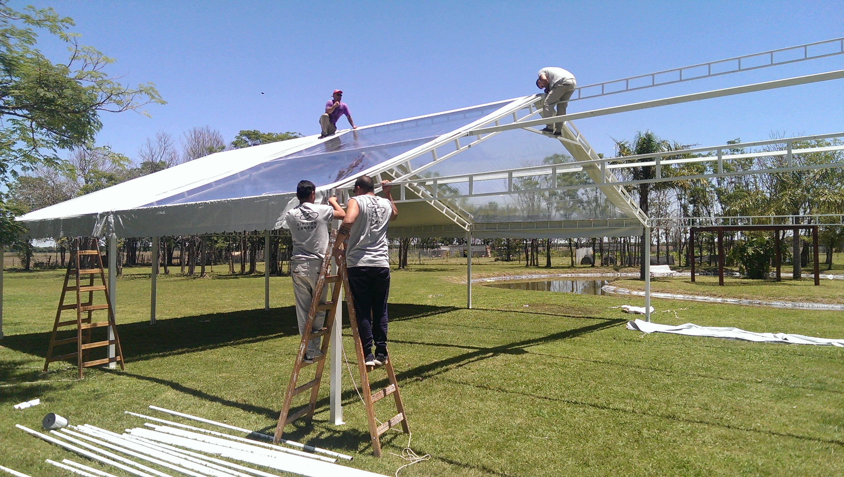 Equipo Estructuras Bedrán instalando una carpa